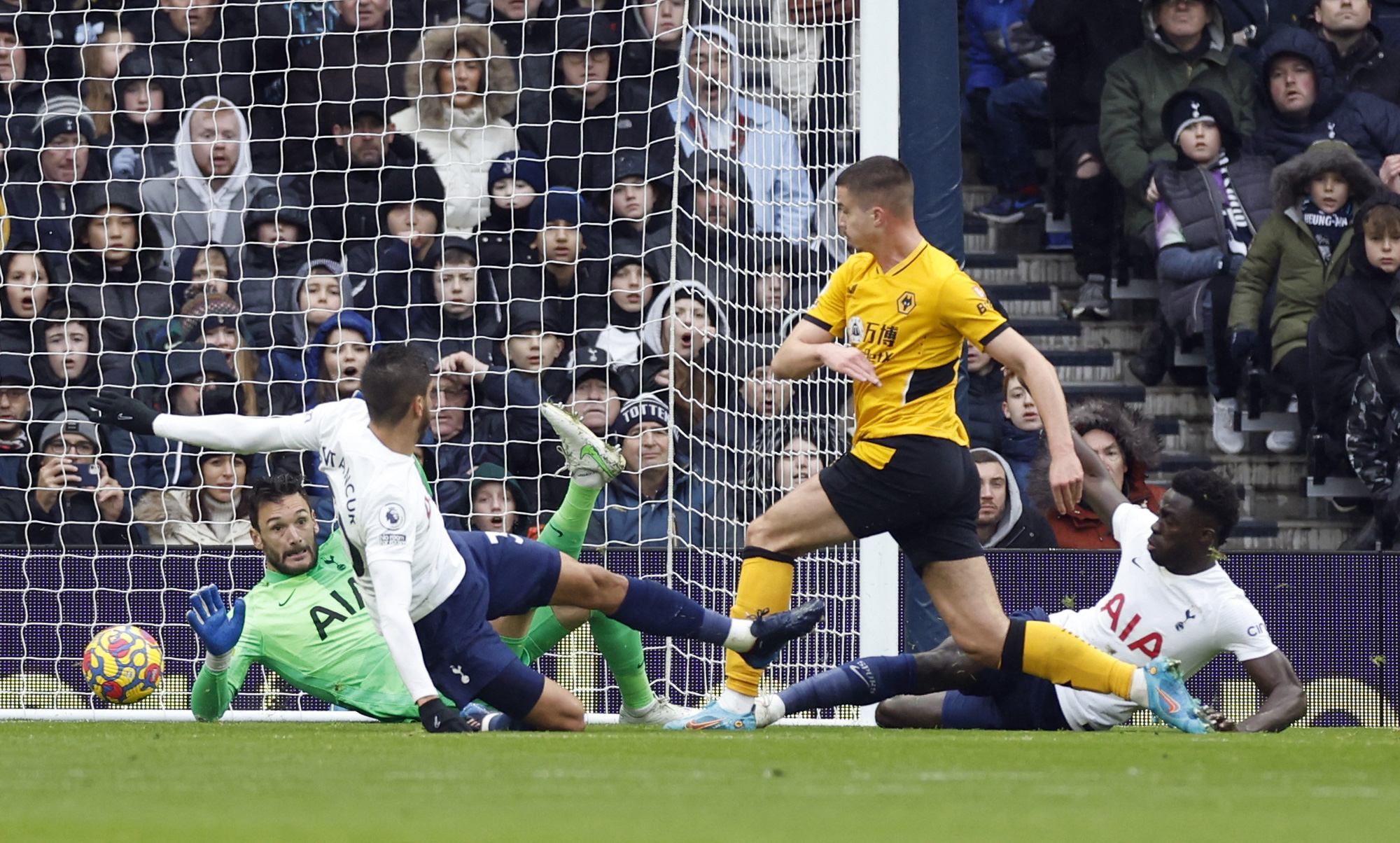 Tottenham gây thảm họa, Ngoại hạng Anh nóng bỏng khó lường - Ảnh 3.