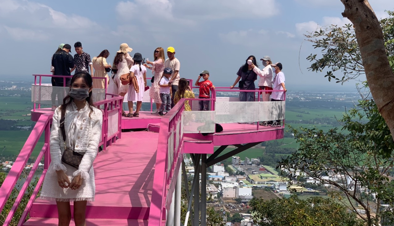 Cáp treo Núi Sam miễn vé vào cổng nhân ngày Valentine