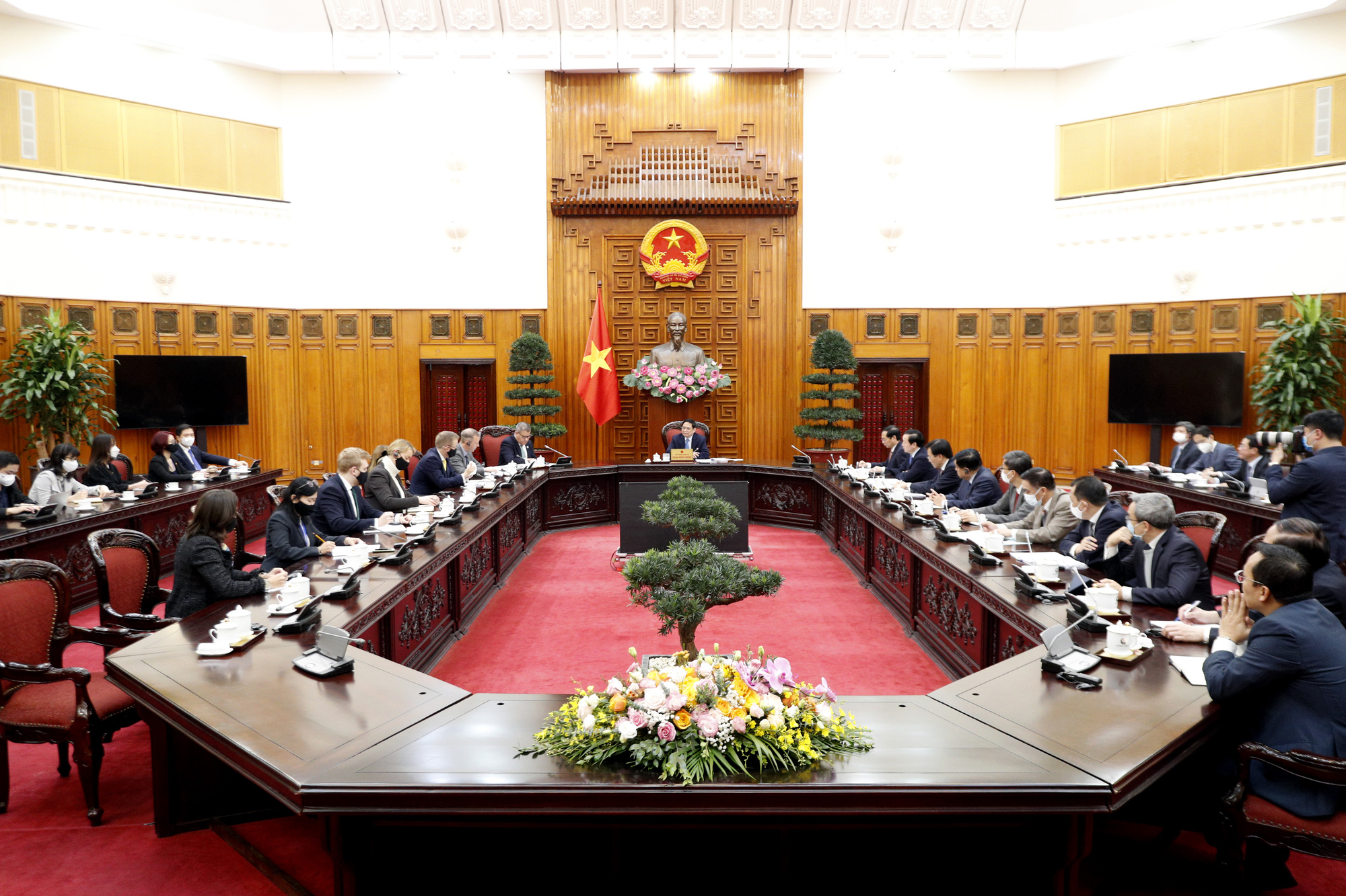 Bộ trưởng Ch&iacute;nh phủ Anh, Chủ tịch COP26 đi xe bu&yacute;t điện tại H&agrave; Nội - Ảnh 6.