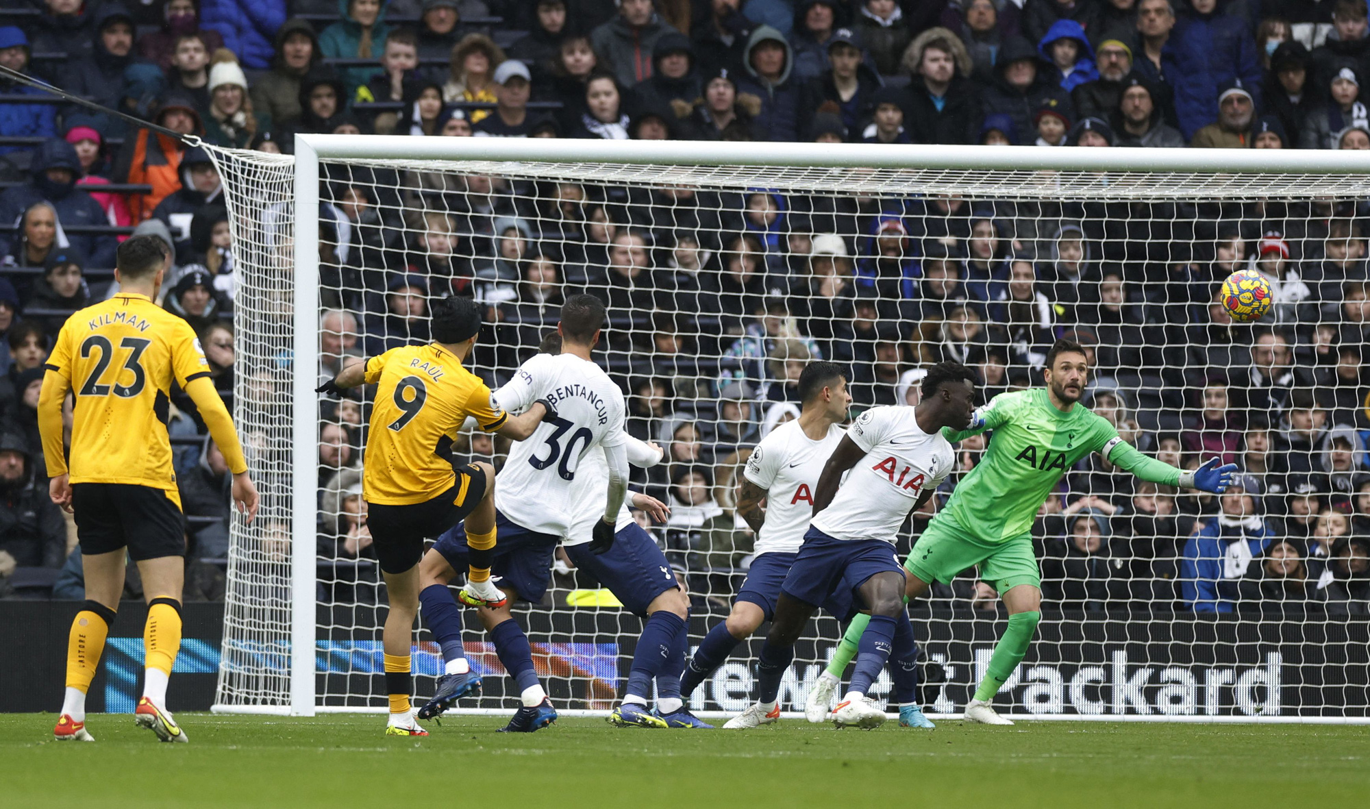 Tottenham gây thảm họa, Ngoại hạng Anh nóng bỏng khó lường - Ảnh 1.