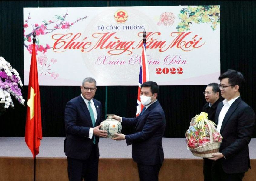 Bộ trưởng Ch&iacute;nh phủ Anh, Chủ tịch COP26 đi xe bu&yacute;t điện tại H&agrave; Nội - Ảnh 12.
