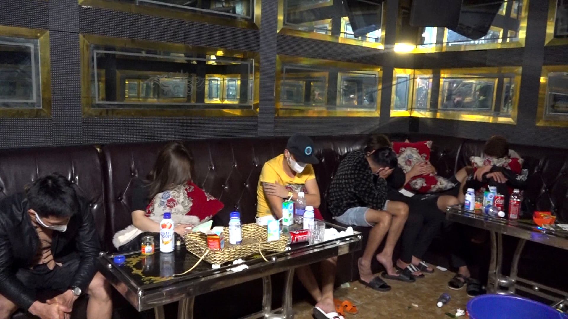 40 nam nữ ph&ecirc; ma t&uacute;y trong qu&aacute;n karaoke ng&agrave;y lễ t&igrave;nh nh&acirc;n - Ảnh 2.