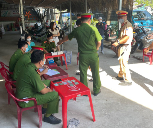 TP HCM: Tổng kiểm tra đội ngũ tài xế - Ảnh 4.