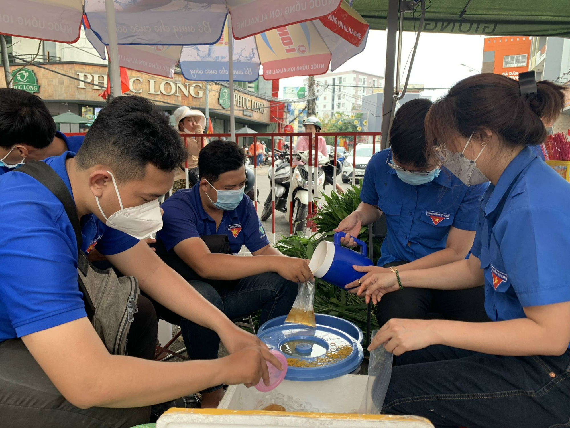 Hình ảnh ở Chùa Bà Bình Dương trong ngày rằm tháng Giêng - Ảnh 8.