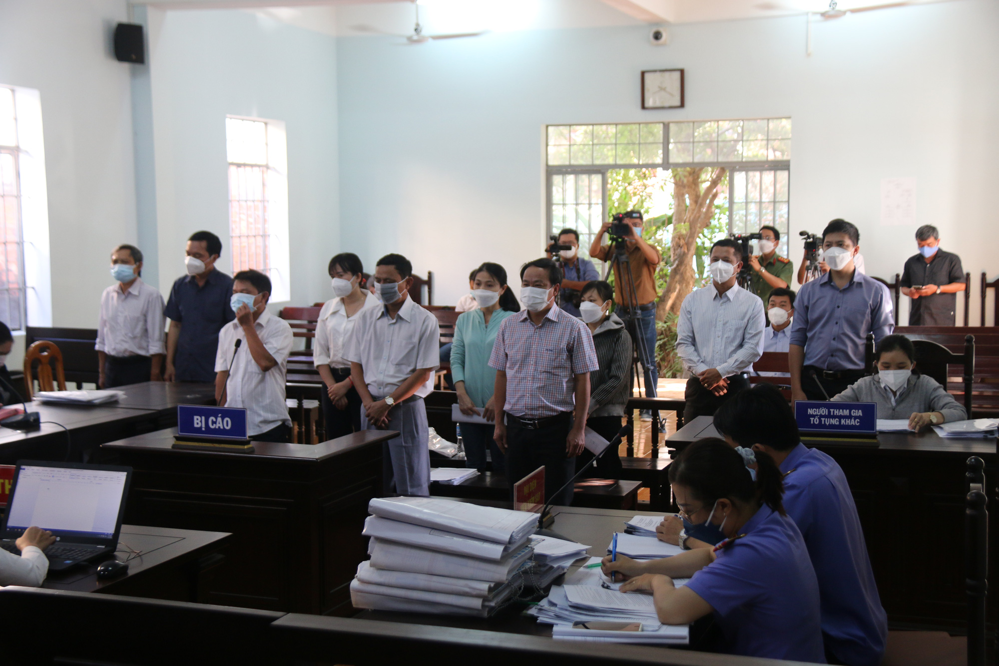 Hàng loạt nguyên cán bộ Chi cục thuế, Văn phòng đăng ký đất đai Phan Thiết hầu toà