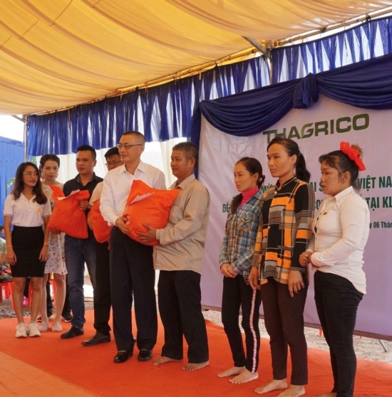 THACO tạo việc l&agrave;m cho hơn 1.600 b&agrave; con gốc Việt ở Biển Hồ - Ảnh 1.
