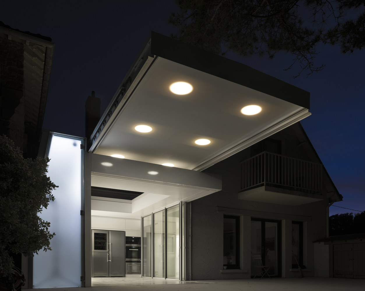 Căn nh&agrave; ven biển với điểm nhấn phần m&aacute;i c&oacute; thể di động - Ảnh 9.