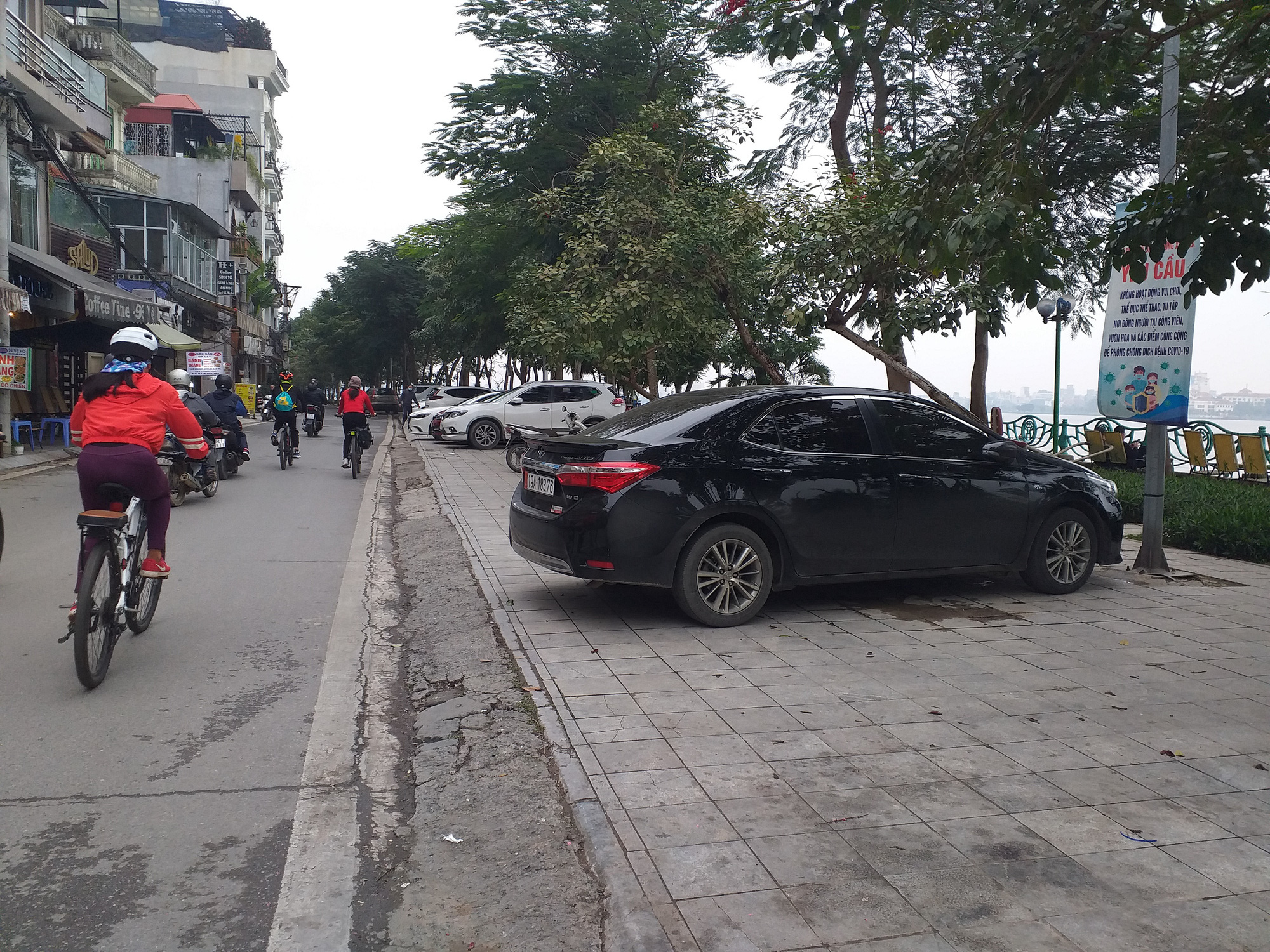 Lập lại trật tự giao thông quanh hồ Tây