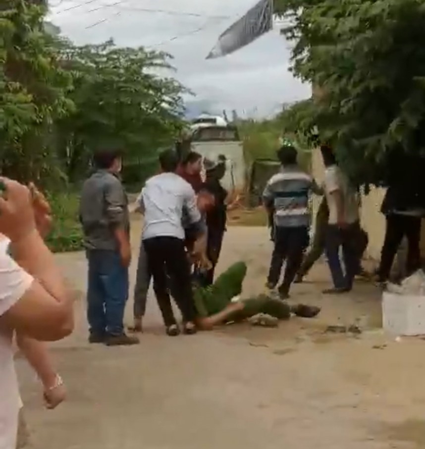 Đánh vợ, đánh cả công an, hai người đàn ông bị bắt giam