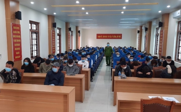 Đột k&iacute;ch qu&aacute;n bar, ph&aacute;t hiện 115 d&acirc;n chơi dương t&iacute;nh ma tu&yacute;, 14 người mắc Covid-19 - Ảnh 1.
