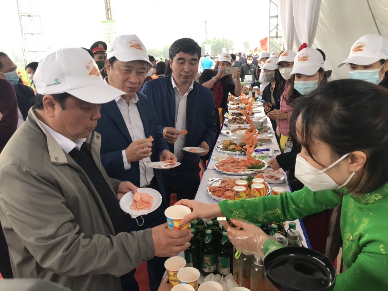Bộ trưởng L&ecirc; Minh Hoan c&ugrave;ng c&aacute;c cầu thủ b&oacute;ng đ&aacute; tham gia Lễ hội thu hoạch c&agrave; rốt - Ảnh 1.
