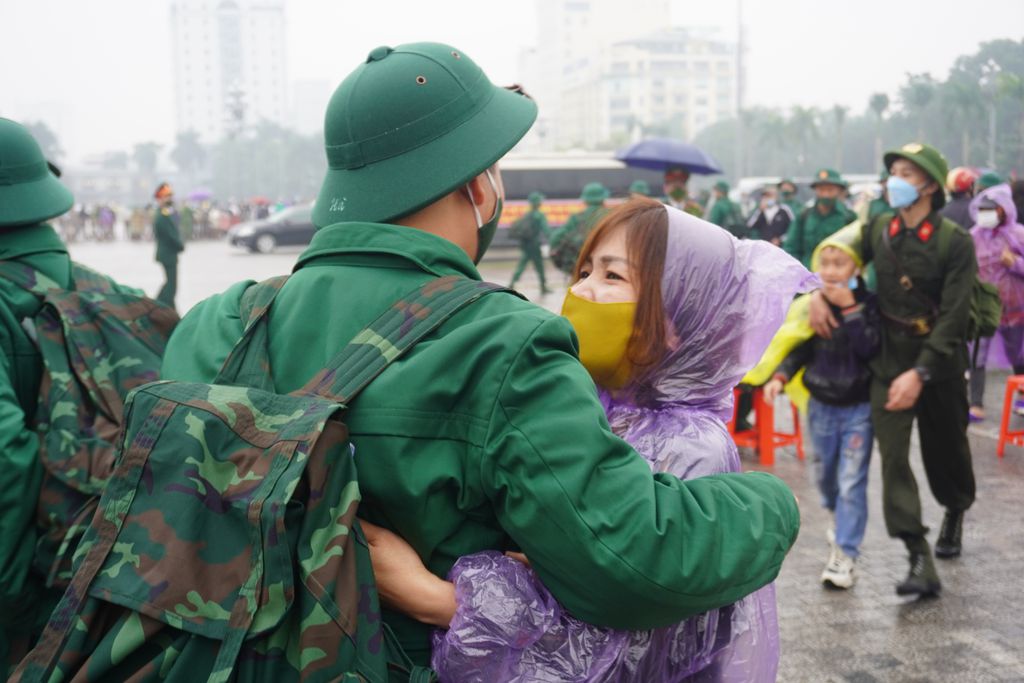 H&agrave;ng ng&agrave;n người th&acirc;n đội mưa, r&eacute;t tiễn t&acirc;n binh l&ecirc;n đường nhập ngũ - Ảnh 7.