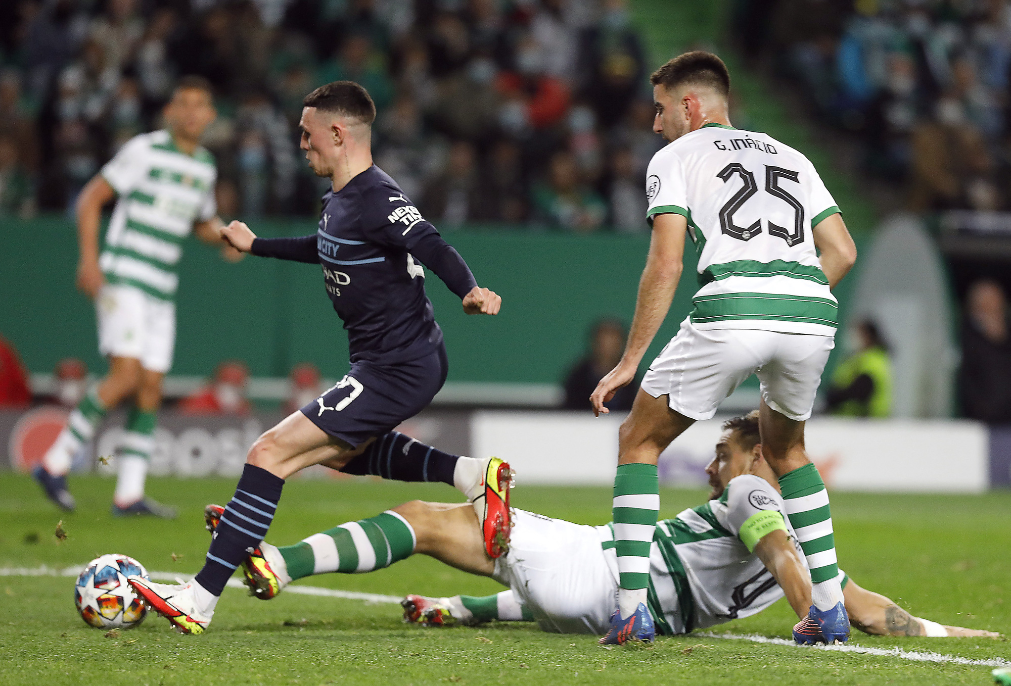Thắng đậm Sporting Lisbon, HLV Guardiola vẫn chưa h&agrave;i l&ograve;ng lối chơi của Man City - Ảnh 1.