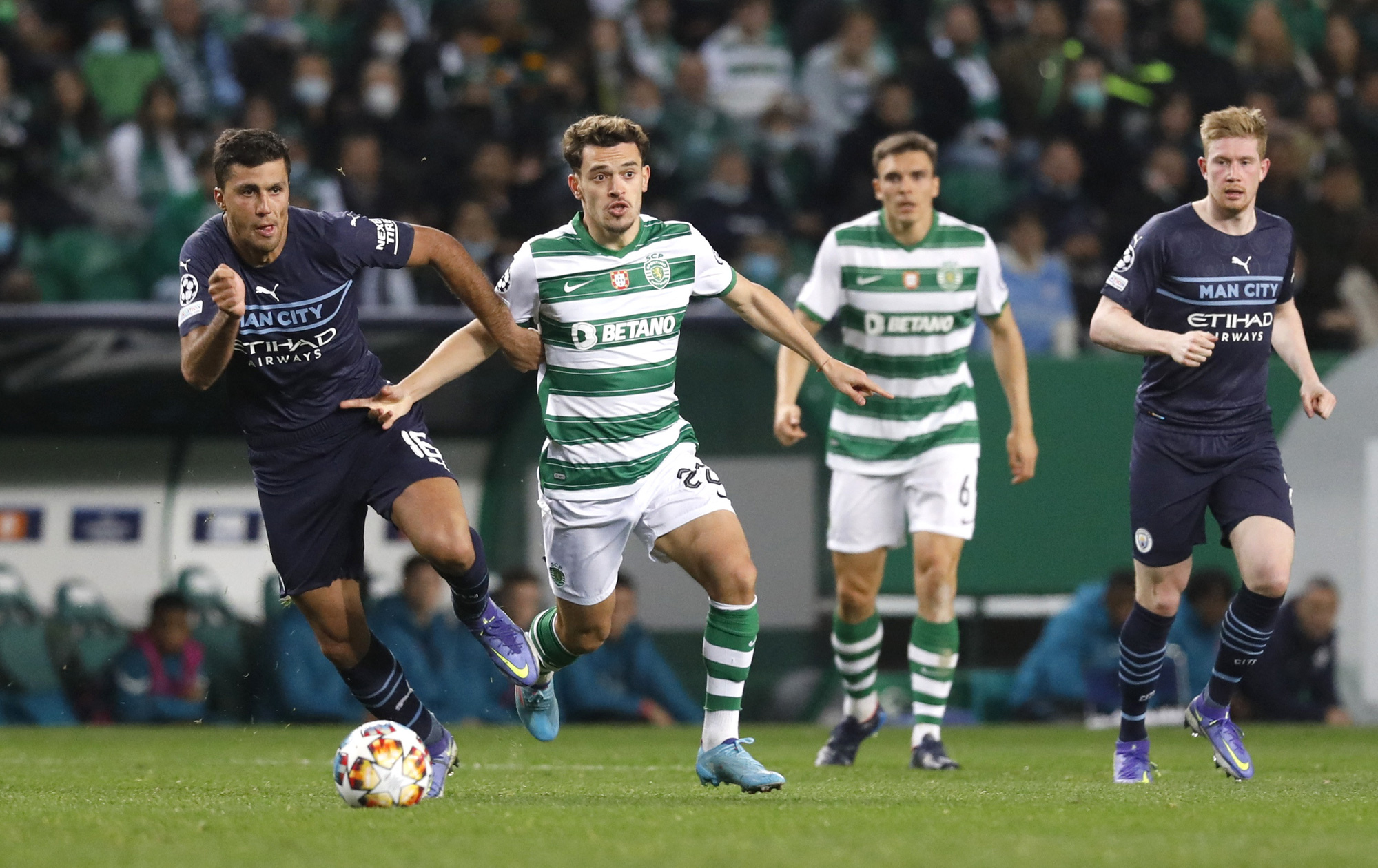 Thắng đậm Sporting Lisbon, HLV Guardiola vẫn chưa h&agrave;i l&ograve;ng lối chơi của Man City - Ảnh 4.
