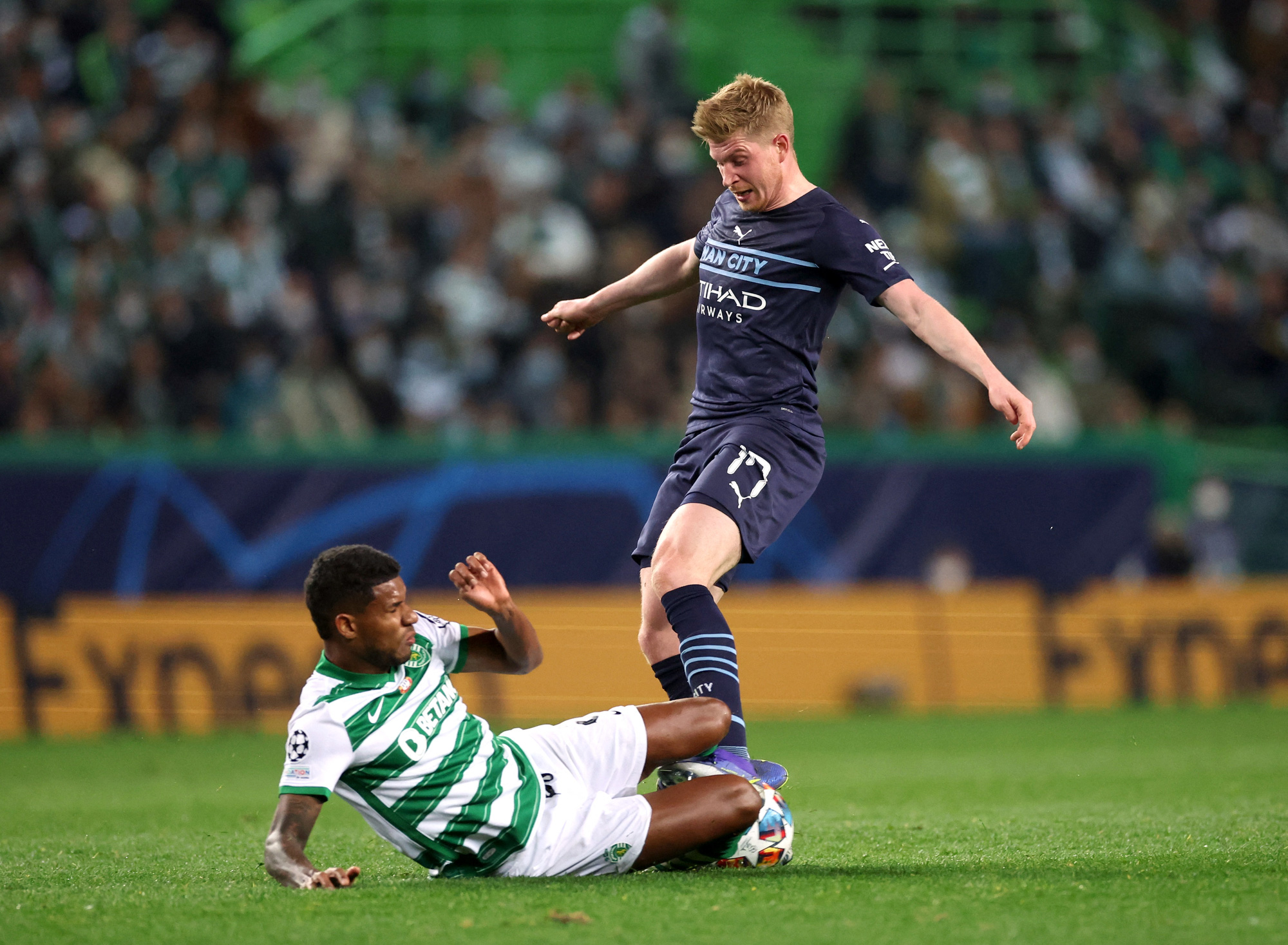 Thắng đậm Sporting Lisbon, HLV Guardiola vẫn chưa h&agrave;i l&ograve;ng lối chơi của Man City - Ảnh 2.