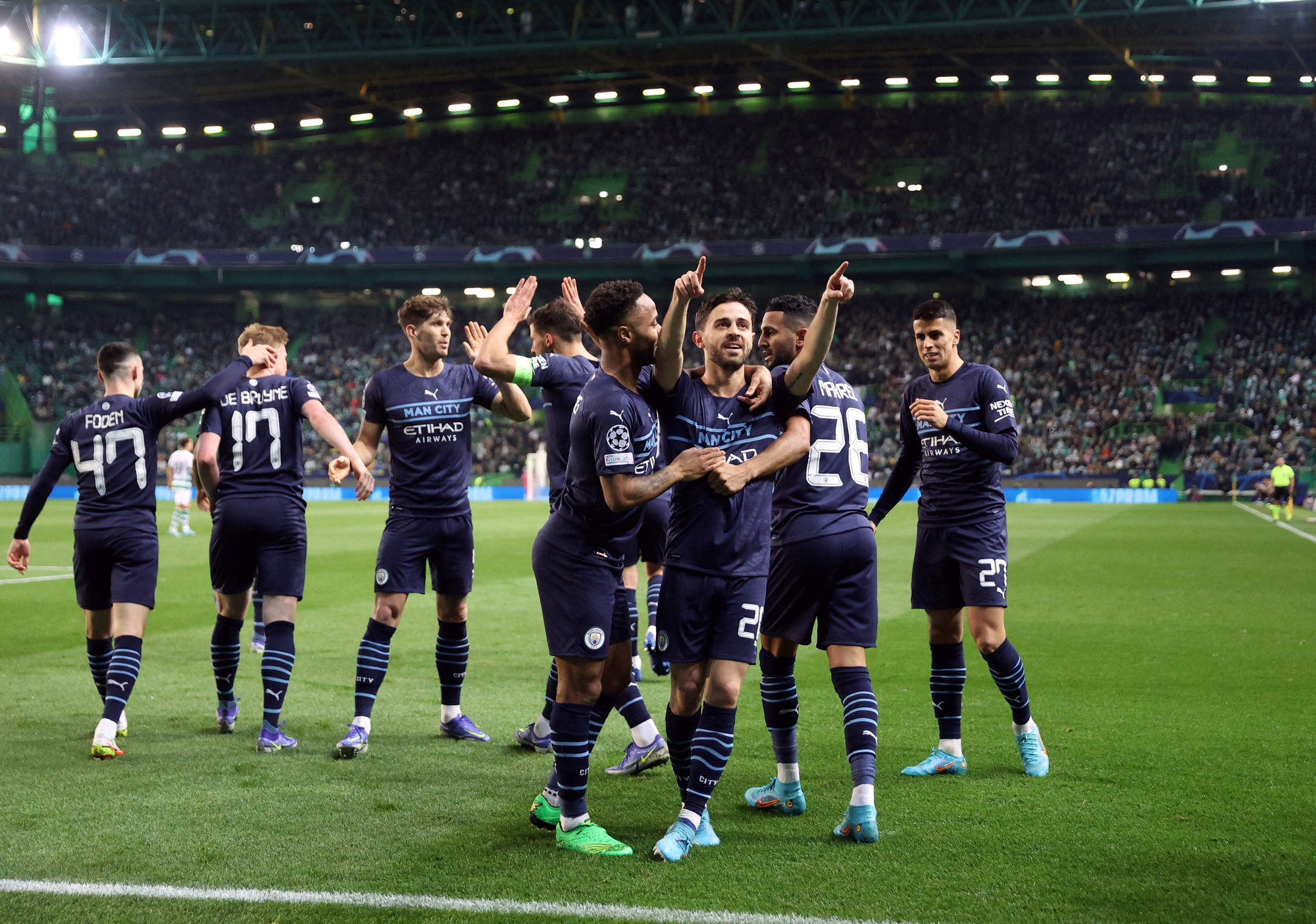 Thắng đậm Sporting Lisbon, HLV Guardiola vẫn chưa h&agrave;i l&ograve;ng lối chơi của Man City - Ảnh 3.