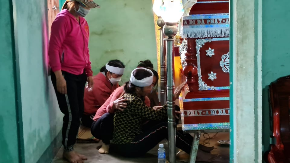 Đẫm nước mắt đưa linh cữu nam sinh viên mất tích về quê nhà