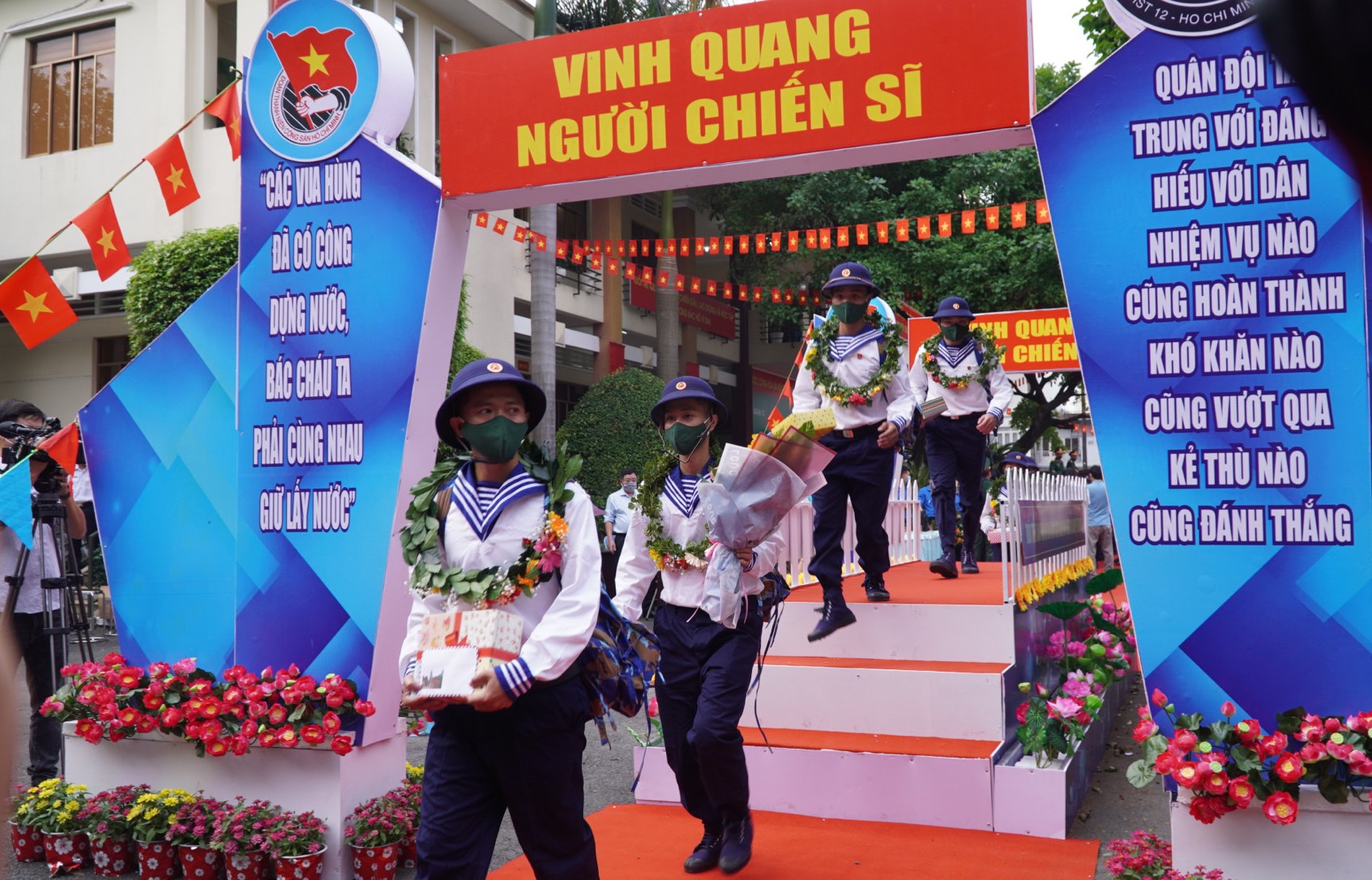 Thanh ni&ecirc;n TP HCM hăng h&aacute;i l&ecirc;n đường nhập ngũ - Ảnh 10.