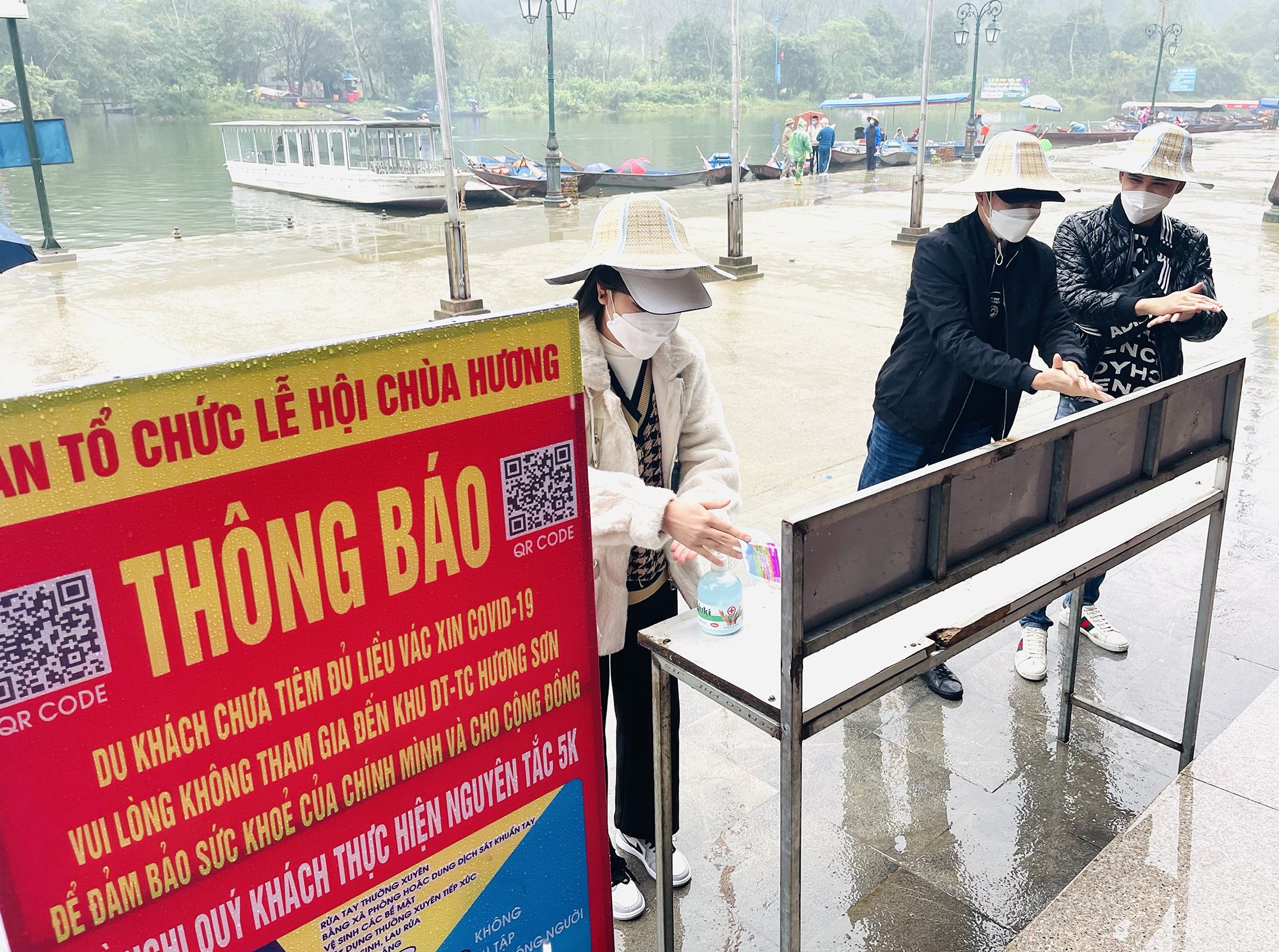 H&agrave;ng ng&agrave;n người đội mưa lạnh đi lễ ch&ugrave;a Hương ng&agrave;y đầu mở cửa - Ảnh 2.