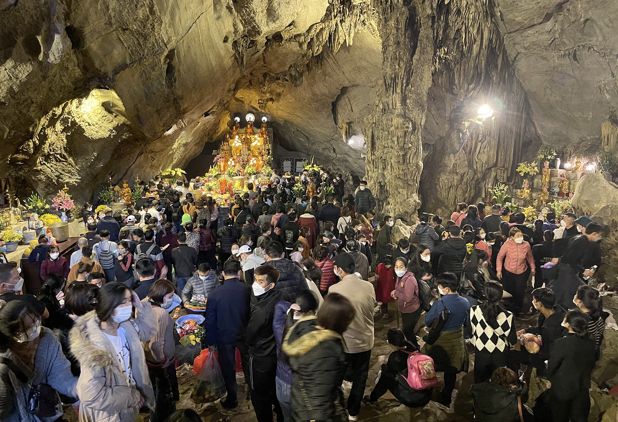H&agrave;ng ng&agrave;n người đội mưa lạnh đi lễ ch&ugrave;a Hương ng&agrave;y đầu mở cửa - Ảnh 9.