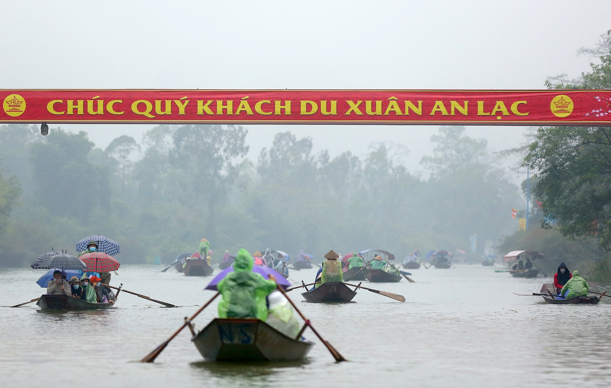 H&agrave;ng ng&agrave;n người đội mưa lạnh đi lễ ch&ugrave;a Hương ng&agrave;y đầu mở cửa - Ảnh 6.