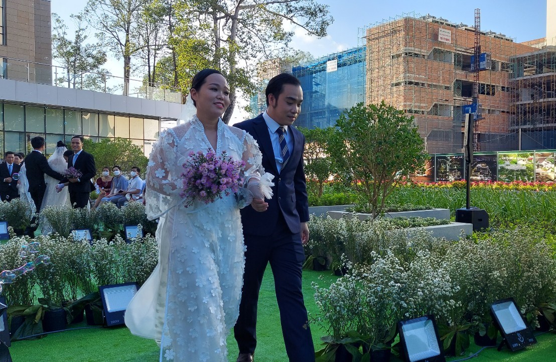 Ho&atilde;n cưới chống dịch, 20 y, b&aacute;c sĩ được tổ chức lễ cưới tập thể - Ảnh 4.