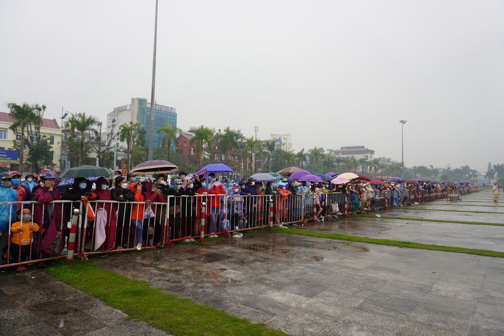 H&agrave;ng ng&agrave;n người th&acirc;n đội mưa, r&eacute;t tiễn t&acirc;n binh l&ecirc;n đường nhập ngũ - Ảnh 4.