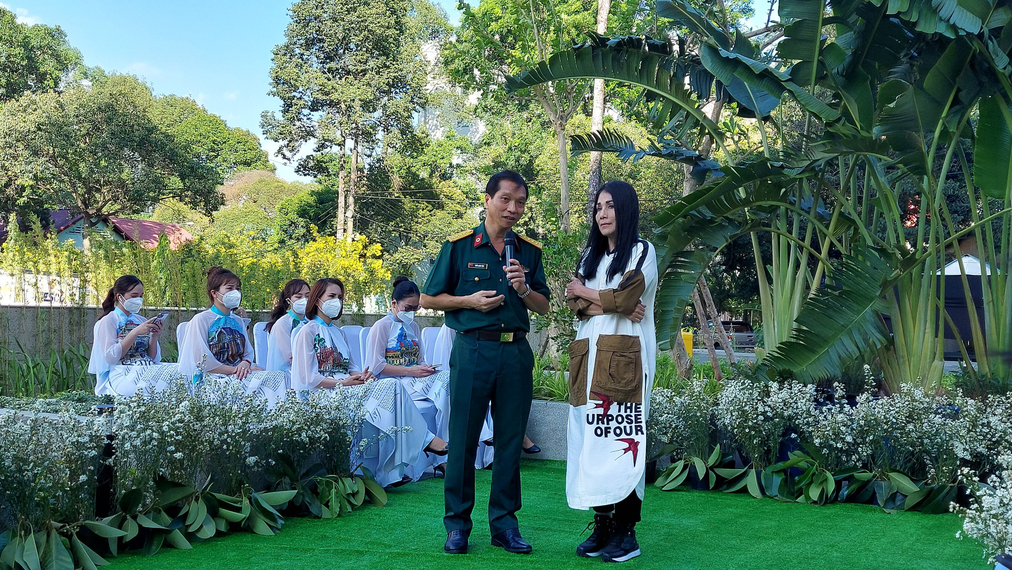 Ho&atilde;n cưới chống dịch, 20 y, b&aacute;c sĩ được tổ chức lễ cưới tập thể - Ảnh 2.
