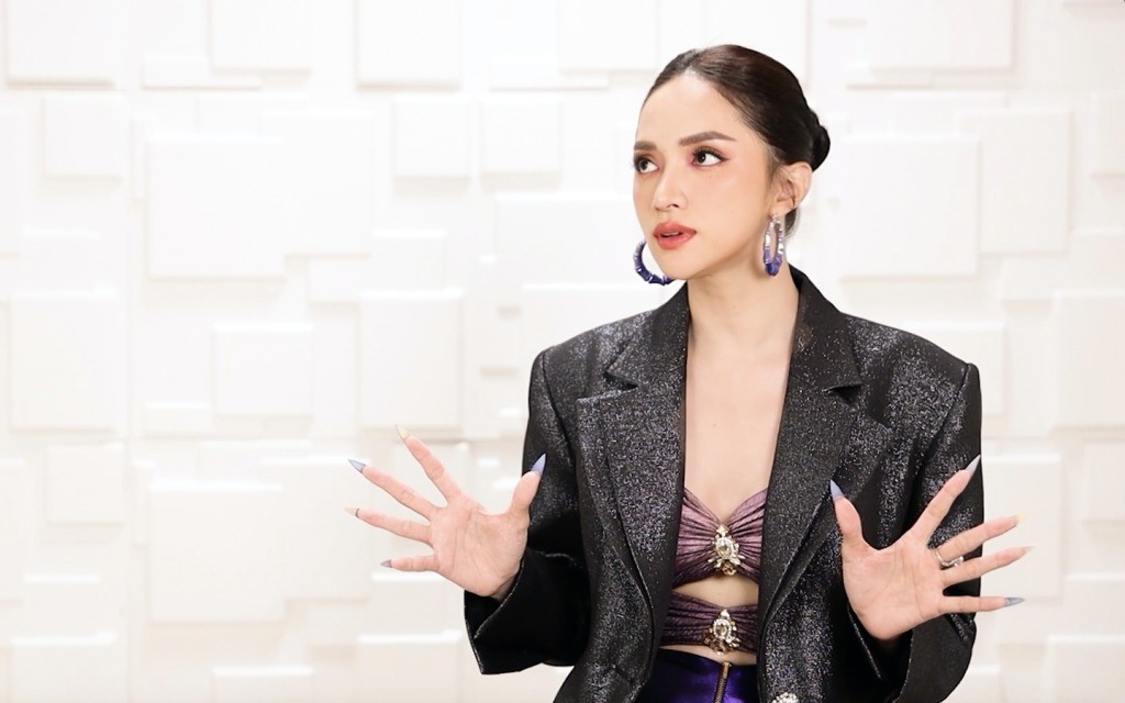 Hương Giang cùng 2 siêu mẫu "đá xéo" nhau