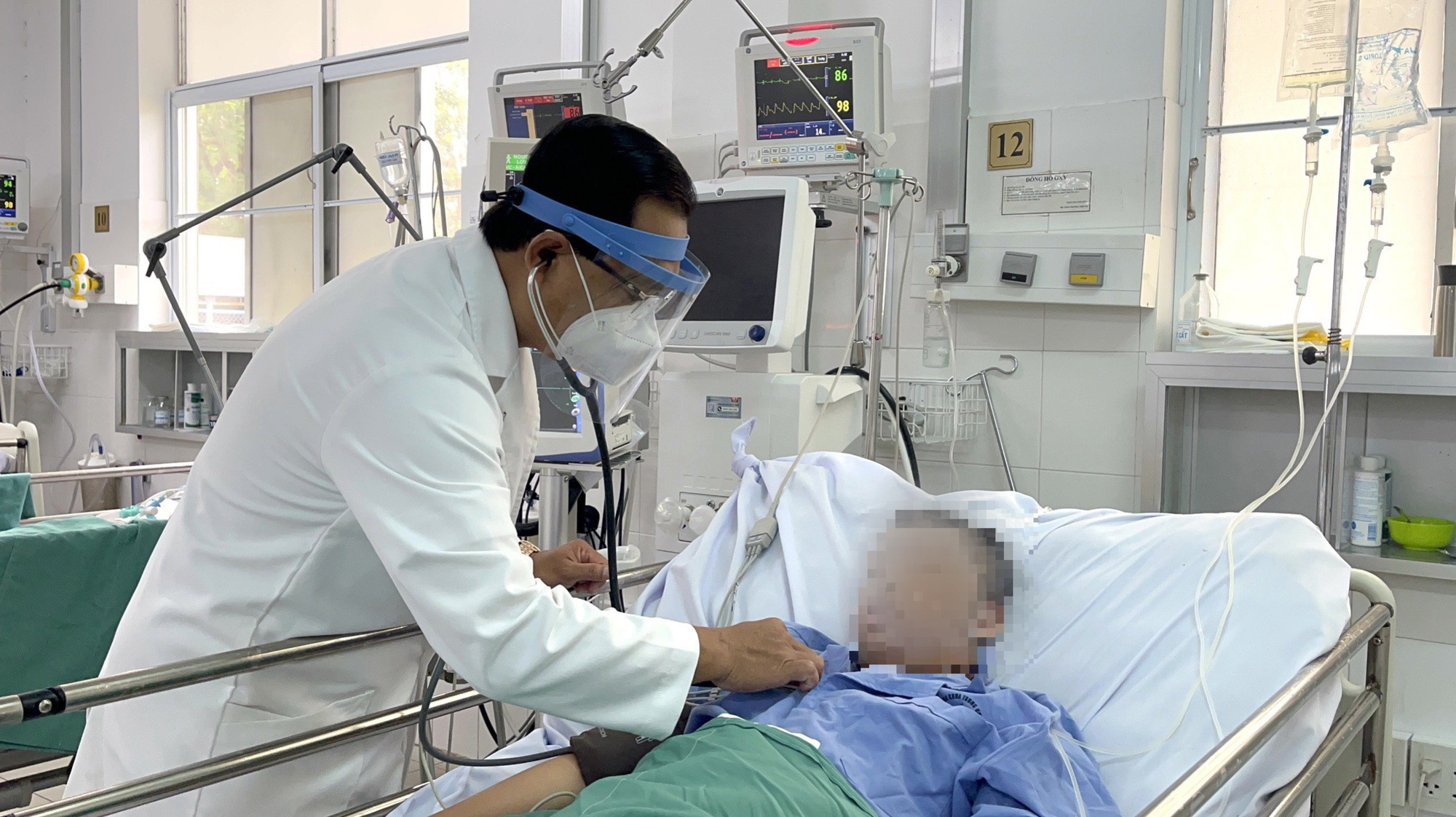 3 bệnh viện c&ugrave;ng &ldquo;k&eacute;o&rdquo; bệnh nh&acirc;n vi&ecirc;m phổi từ c&otilde;i chết trở về - Ảnh 1.