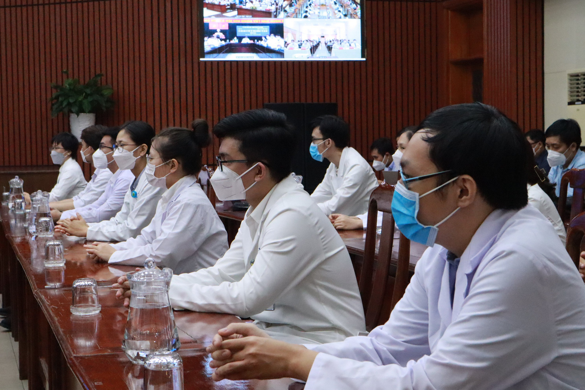 B&iacute; thư Th&agrave;nh ủy TP HCM: Củng cố y tế cơ sở trước hết l&agrave; củng cố con người - Ảnh 3.