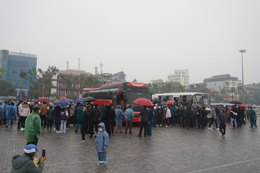 H&agrave;ng ng&agrave;n người th&acirc;n đội mưa, r&eacute;t tiễn t&acirc;n binh l&ecirc;n đường nhập ngũ - Ảnh 10.