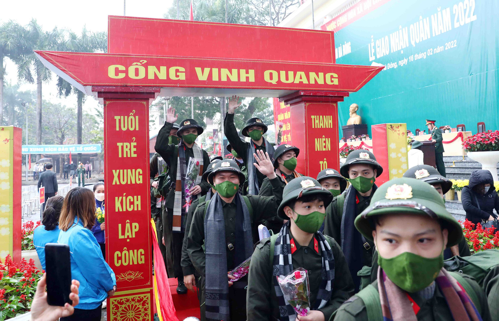 Hơn 4.300 công dân Hà Nội bước qua cổng vinh quang lên đường nhập ngũ