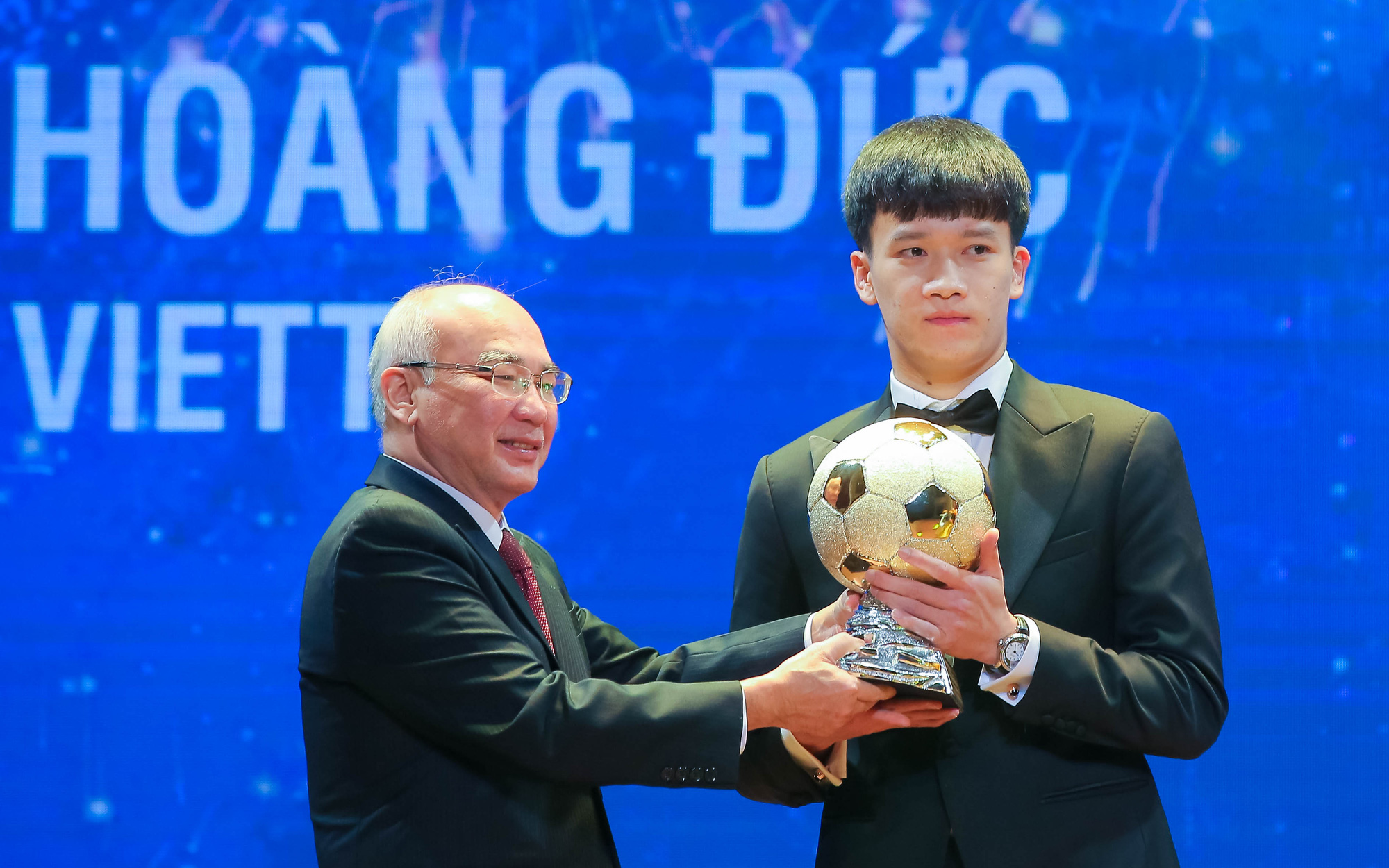 Những khoảnh khắc ấn tượng tại lễ trao giải Quả b&oacute;ng v&agrave;ng Việt Nam 2021 - Ảnh 7.