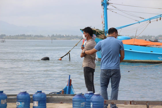 Ghen với vợ, nhẫn tâm ném con 5 tuổi xuống sông - Ảnh 1.