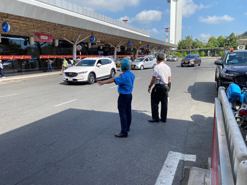 THẾ GIỚI TAXI RI&Ecirc;NG Ở S&Acirc;N BAY T&Acirc;N SƠN NHẤT (*): L&atilde;nh đạo s&acirc;n bay thừa nhận c&oacute; taxi d&ugrave;! - Ảnh 1.