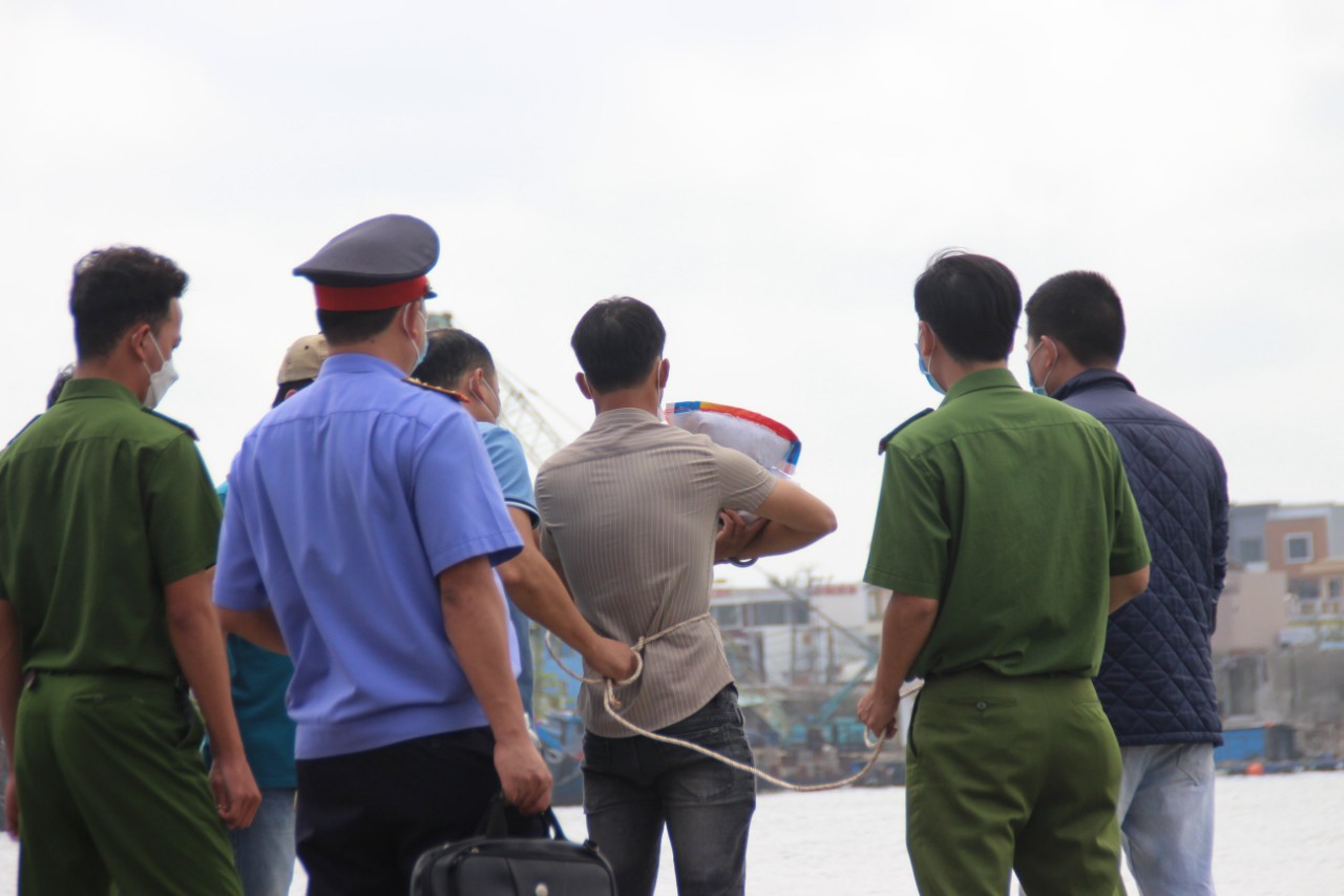 Lời khai của kẻ nhẫn t&acirc;m n&eacute;m con g&aacute;i 5 tuổi xuống s&ocirc;ng Trường Giang - Ảnh 4.