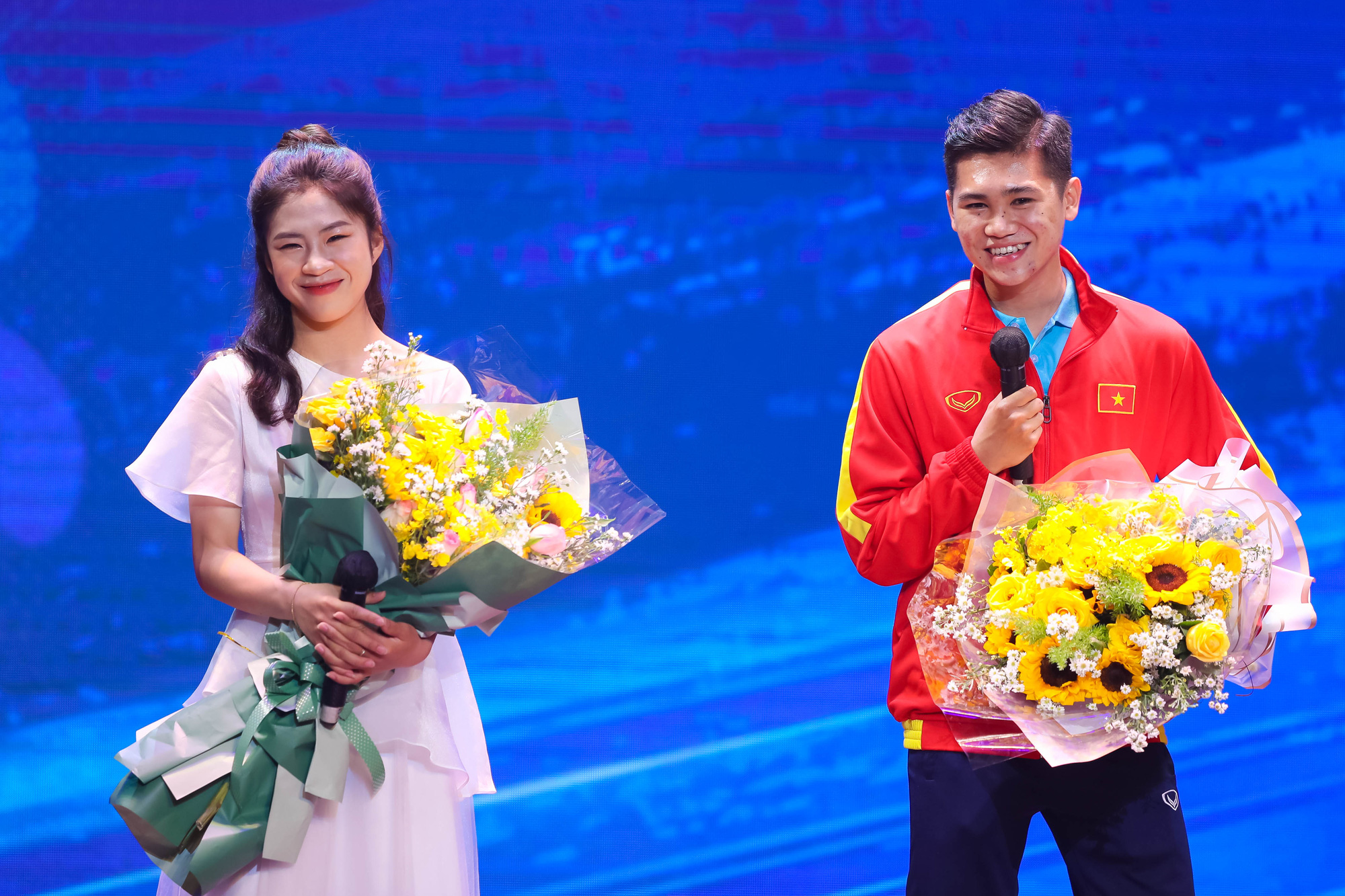 Những khoảnh khắc ấn tượng tại lễ trao giải Quả b&oacute;ng v&agrave;ng Việt Nam 2021 - Ảnh 12.