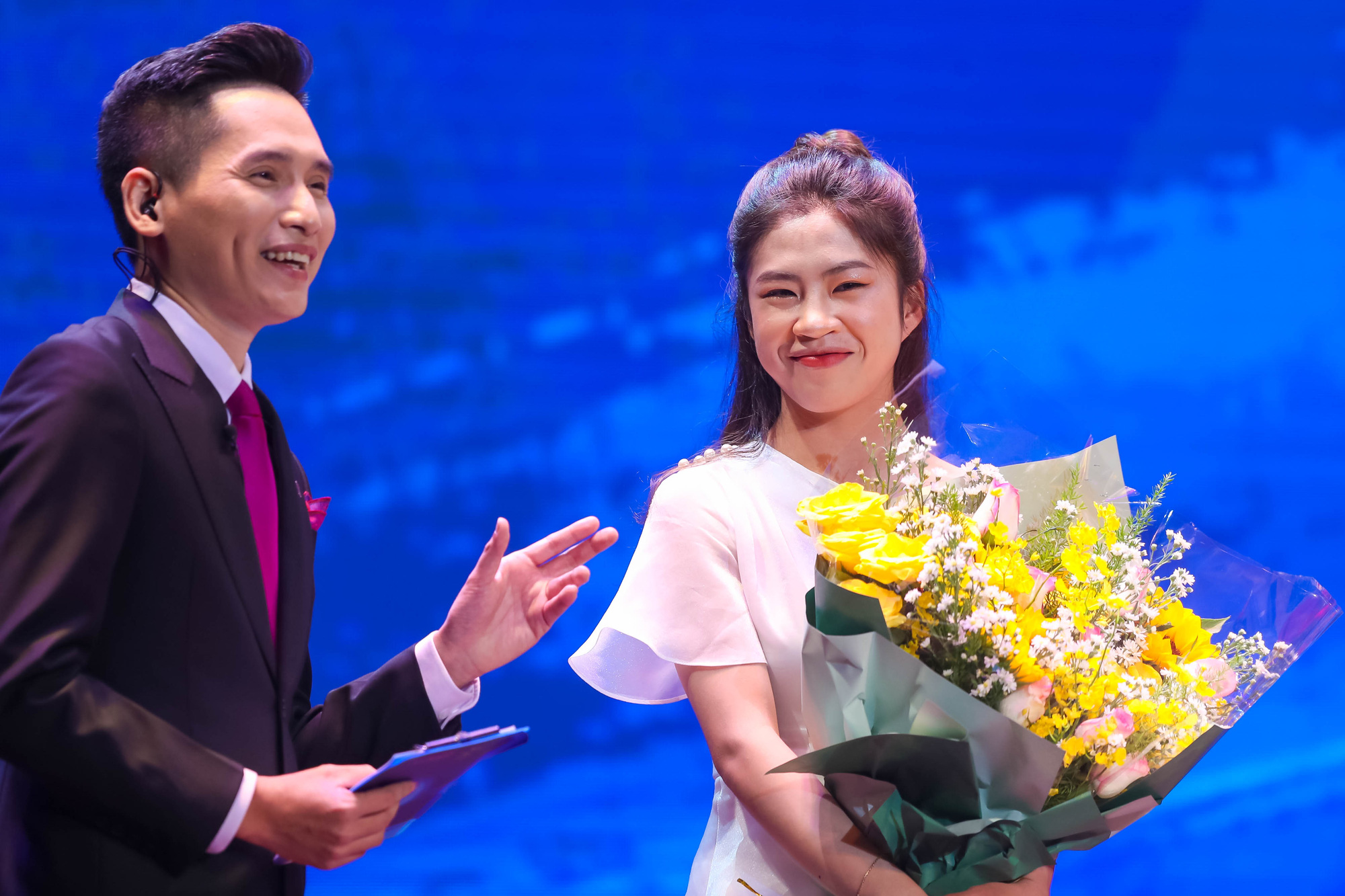 Những khoảnh khắc ấn tượng tại lễ trao giải Quả b&oacute;ng v&agrave;ng Việt Nam 2021 - Ảnh 13.