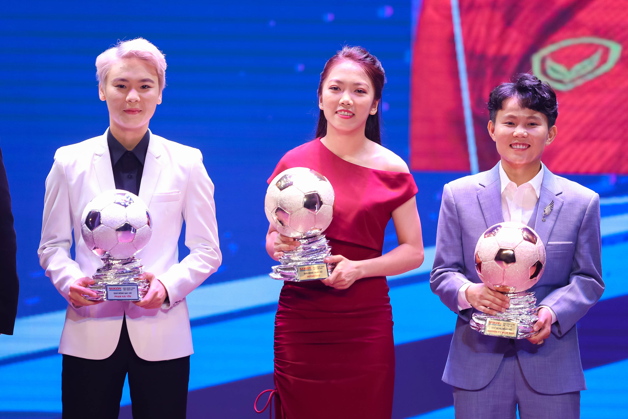 Những khoảnh khắc ấn tượng tại lễ trao giải Quả b&oacute;ng v&agrave;ng Việt Nam 2021 - Ảnh 10.