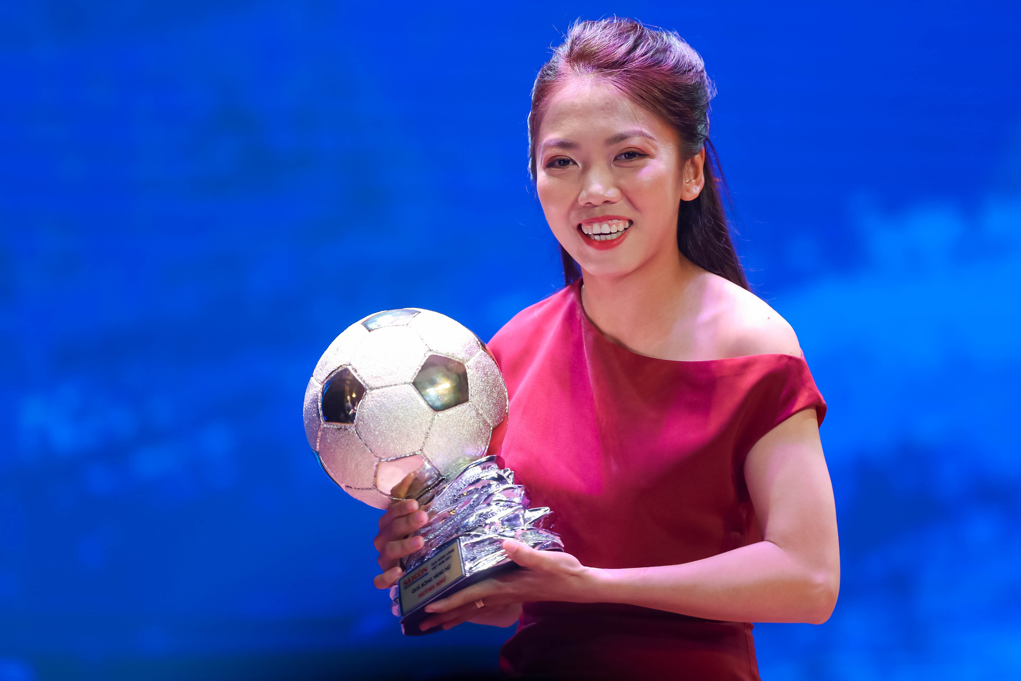 Những khoảnh khắc ấn tượng tại lễ trao giải Quả b&oacute;ng v&agrave;ng Việt Nam 2021 - Ảnh 11.