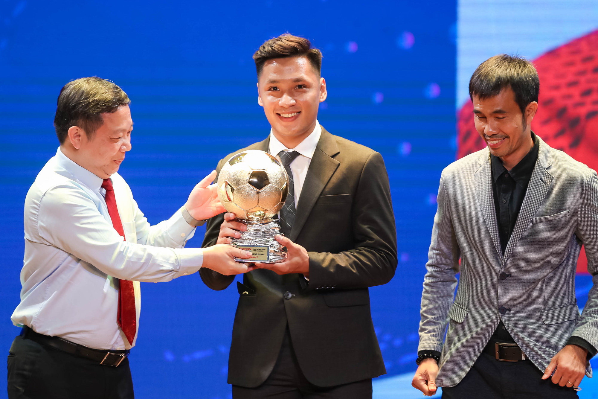 Những khoảnh khắc ấn tượng tại lễ trao giải Quả b&oacute;ng v&agrave;ng Việt Nam 2021 - Ảnh 5.