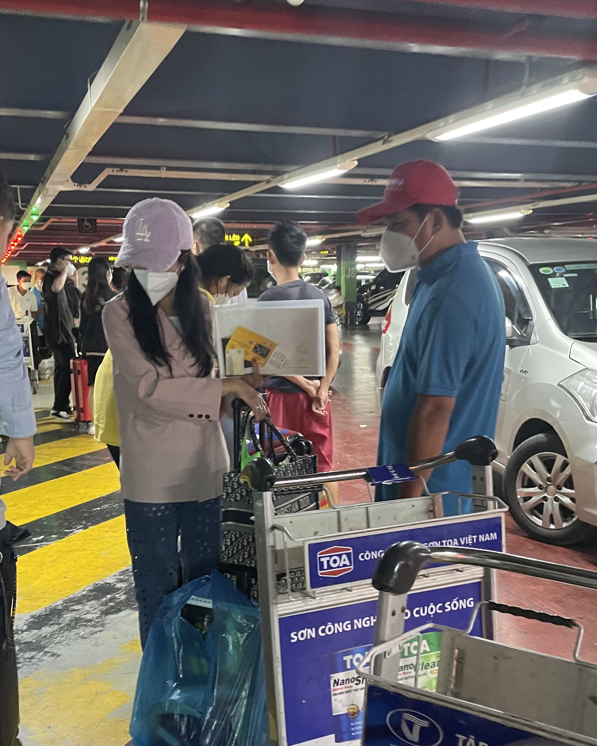 Đ&oacute;n xem kỳ 3 ph&oacute;ng sự: Thế giới taxi ri&ecirc;ng ở s&acirc;n bay T&acirc;n Sơn Nhất - Ảnh 7.