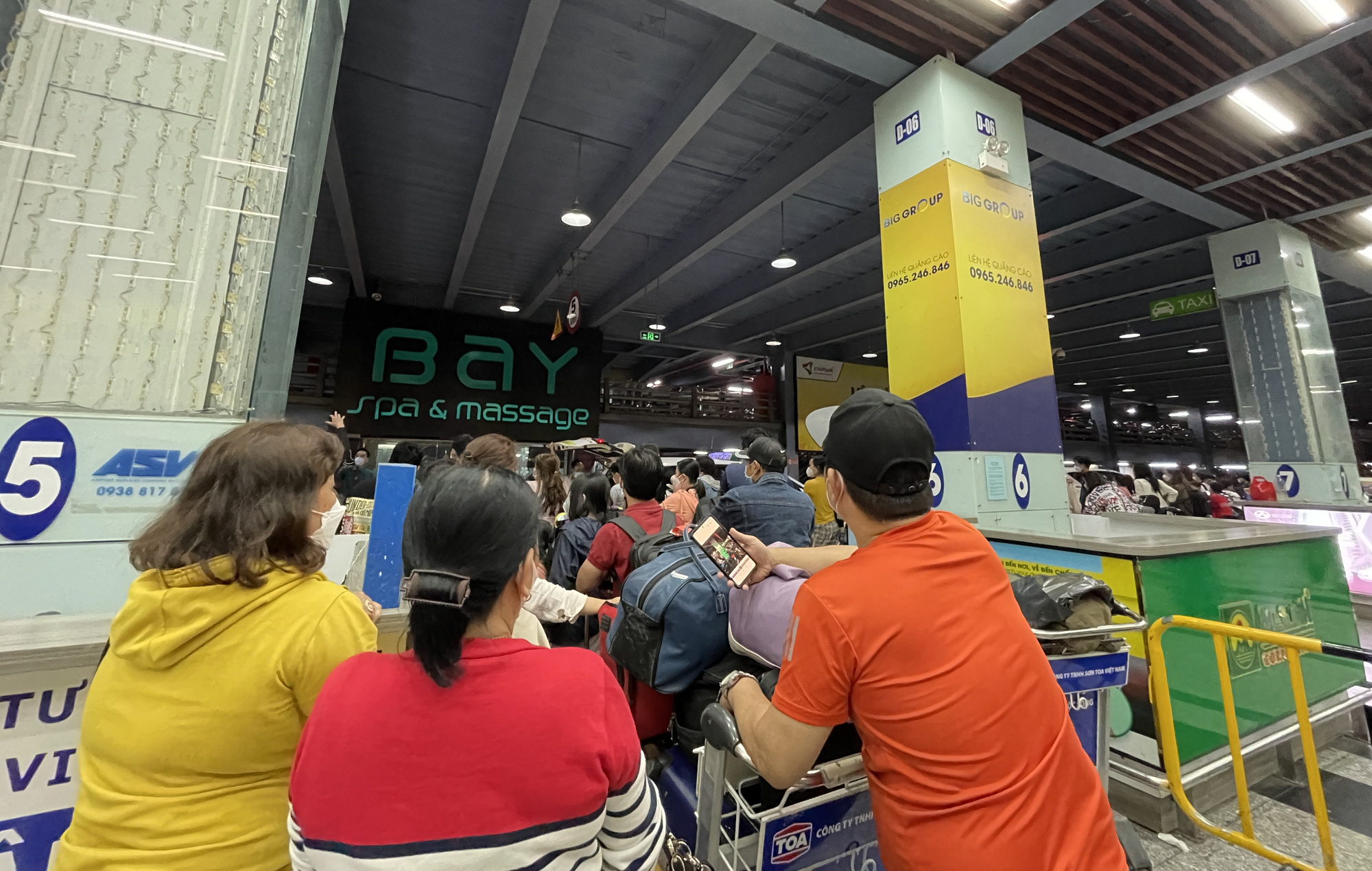 Đ&oacute;n xem kỳ 3 ph&oacute;ng sự: Thế giới taxi ri&ecirc;ng ở s&acirc;n bay T&acirc;n Sơn Nhất - Ảnh 6.