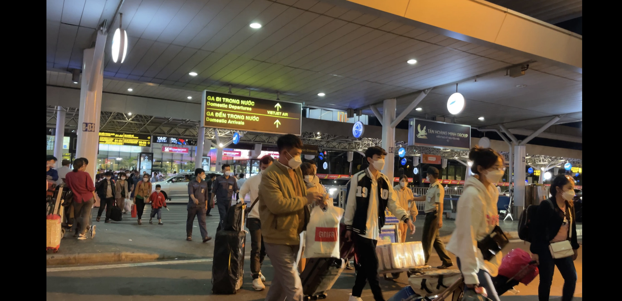 Đ&oacute;n xem kỳ 3 ph&oacute;ng sự: Thế giới taxi ri&ecirc;ng ở s&acirc;n bay T&acirc;n Sơn Nhất - Ảnh 3.