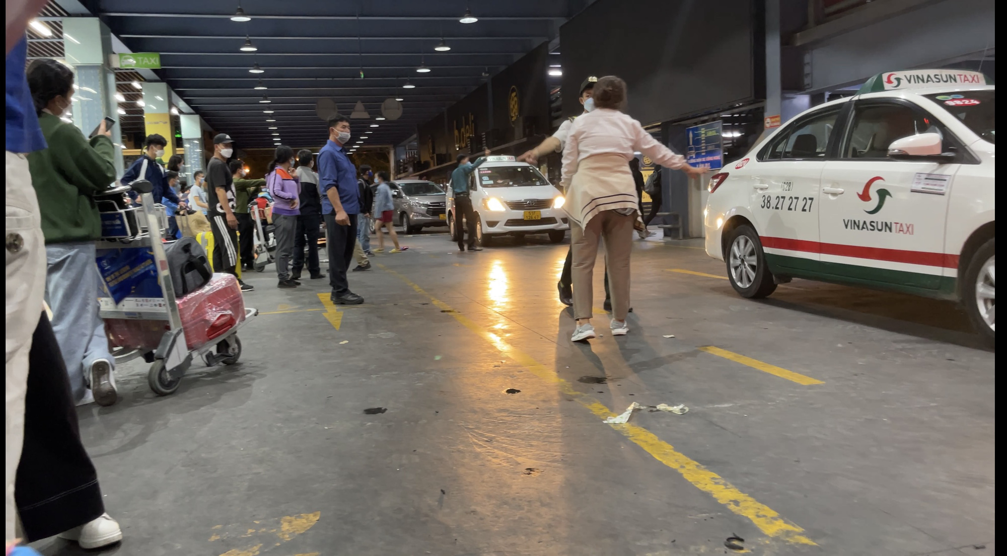 Đ&oacute;n xem kỳ 3 ph&oacute;ng sự: Thế giới taxi ri&ecirc;ng ở s&acirc;n bay T&acirc;n Sơn Nhất - Ảnh 5.