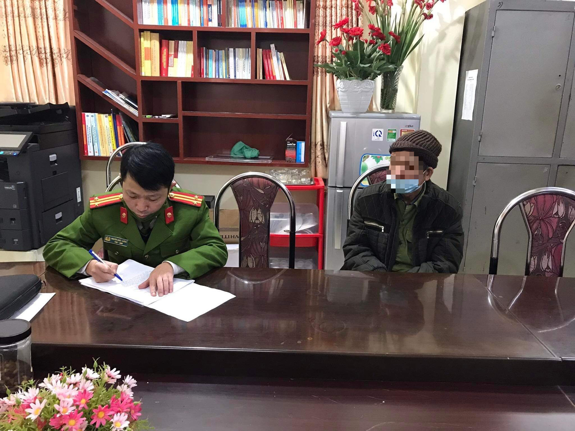 Say rượu ch&eacute;m nhau, cả 2 bố con bị khởi tố, bắt tạm giam - Ảnh 1.