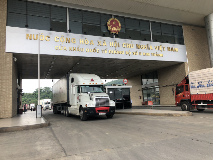 Xét nghiệm Covid-19 cả huyện Hà Khẩu, Trung Quốc dừng thông quan hàng hoá qua Lào Cai