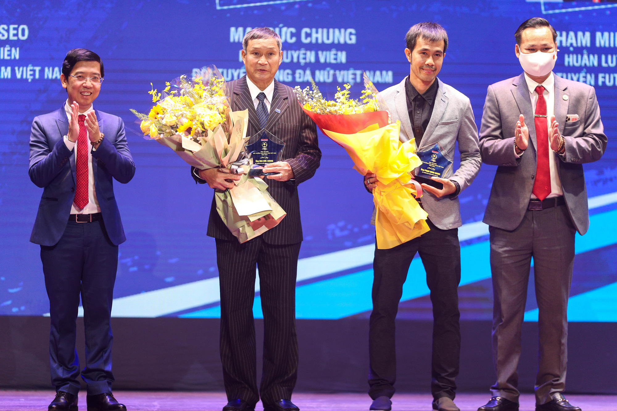 Những khoảnh khắc ấn tượng tại lễ trao giải Quả b&oacute;ng v&agrave;ng Việt Nam 2021 - Ảnh 4.