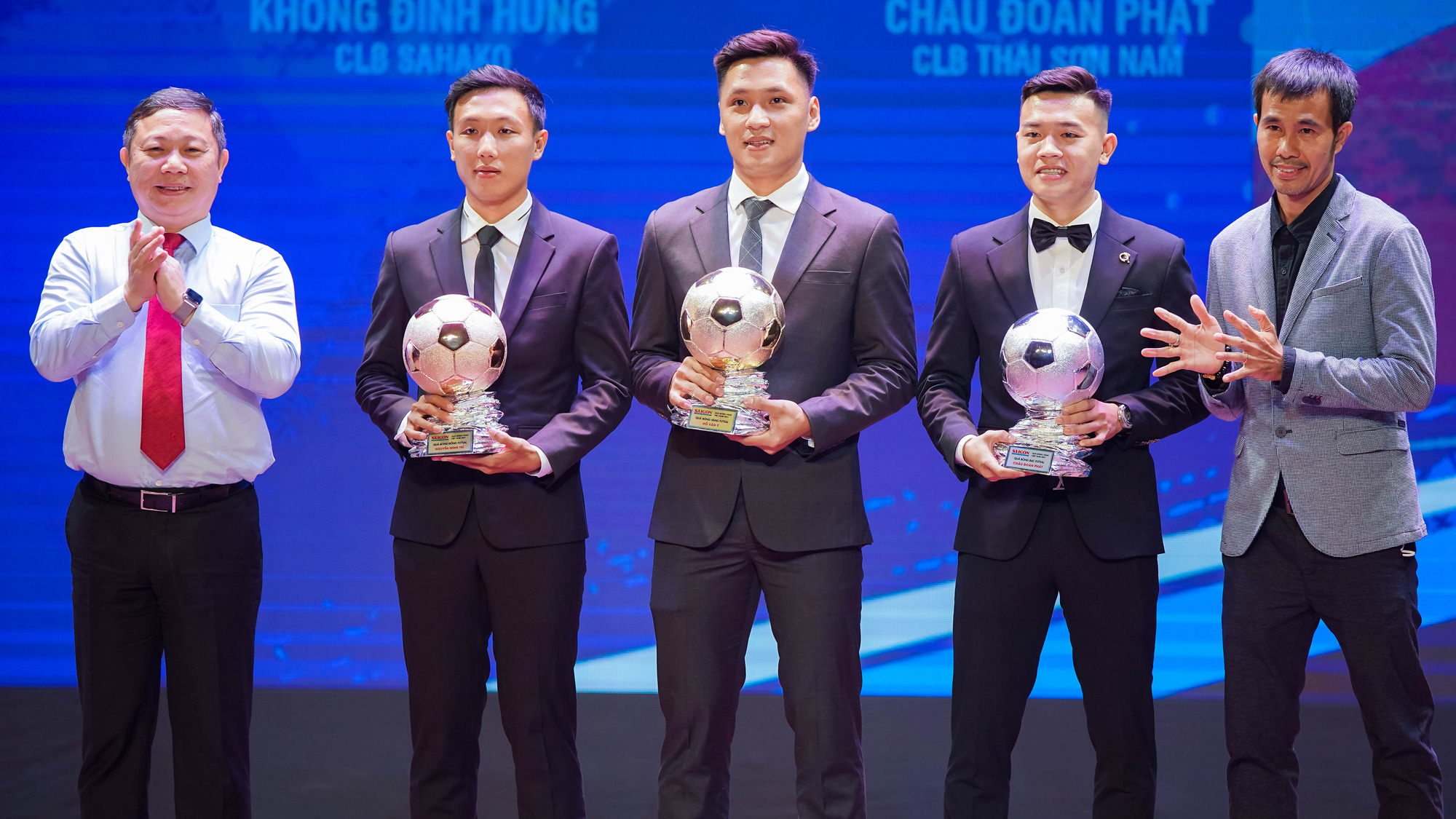 Những khoảnh khắc ấn tượng tại lễ trao giải Quả b&oacute;ng v&agrave;ng Việt Nam 2021 - Ảnh 6.